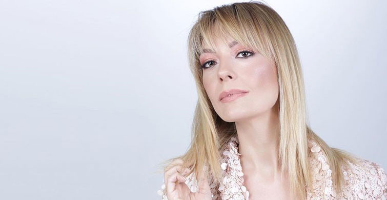 Özge Özder, Karnı Burnunda Verdiği Pozla Beğeni Topladı