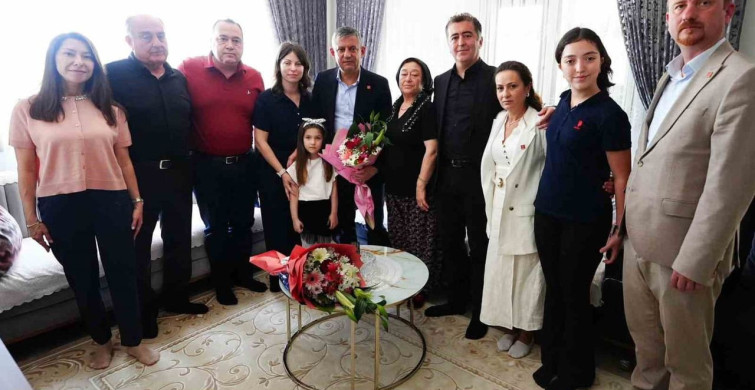 Özgür Özel Anneler Günü’nde Annesini ve Kaybettikleri Arkadaşlarının Annelerini Ziyaret Etti