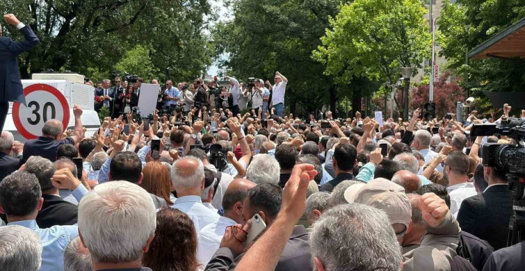 Özgür Özel, TBMM Dikmen Kapısı'nda CHP'lilere Seslendi