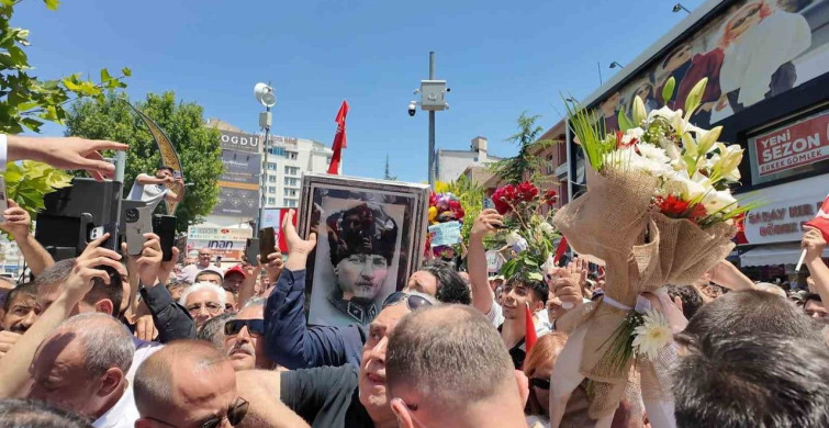 Özgür Özel'in Niğde programında güvenlik sorunları yaşandı