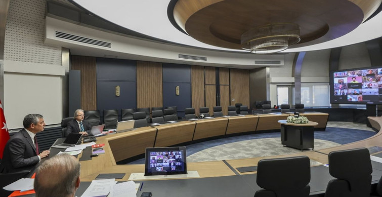 Özgür Özel'in Sosyalist Enternasyonal Toplantısındaki Mesajları