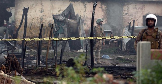 Pakistan'da Askeri Eğitim Uçağı Evlerin Bulunduğu Bölgeye Düştü: 17 Ölü