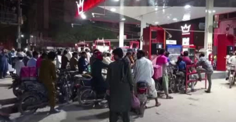 Pakistan'da Benzin Fiyatlarında Şok Artış