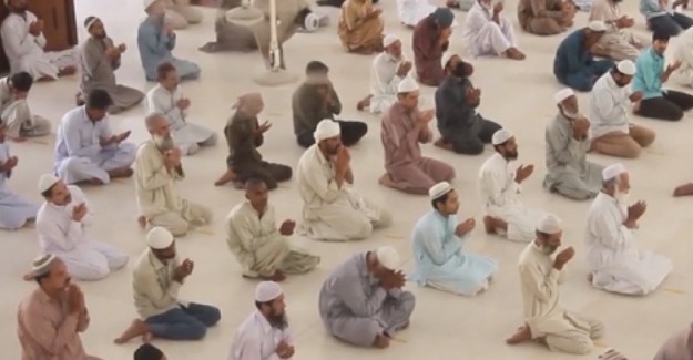 Pakistan'da Sosyal Mesafeli Cuma Namazı