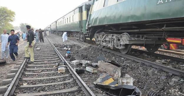 Pakistan'da Tren Otobüse Çarptı: 19 Can Kayı, 8 Yaralı