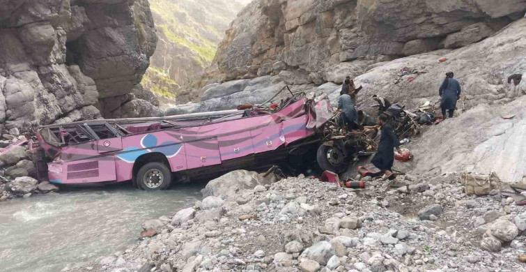 Pakistan'da yolcu otobüsü dev çukura uçtu: 40 ölü