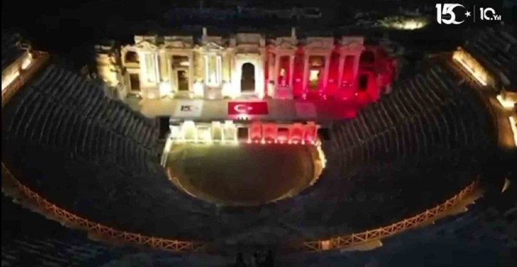 Pamukkale ve Hierapolis, 15 Temmuz anısına kırmızı ve beyaz ışıklarla aydınlatıldı
