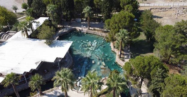 Pamukkale’deki Antik Havuza Ziyaretçi Akını