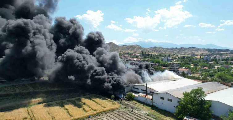 Pamukkale'deki Kauçuk Fabrikasında Yangın