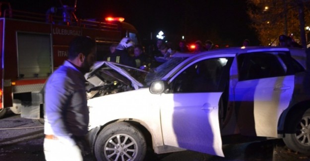 Park Halindeki Kamyona Çarptı: 3 Yaralı