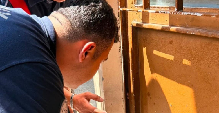 Parmağı Kapıya Sıkışan Çocuğa İtfaiye Yardımı