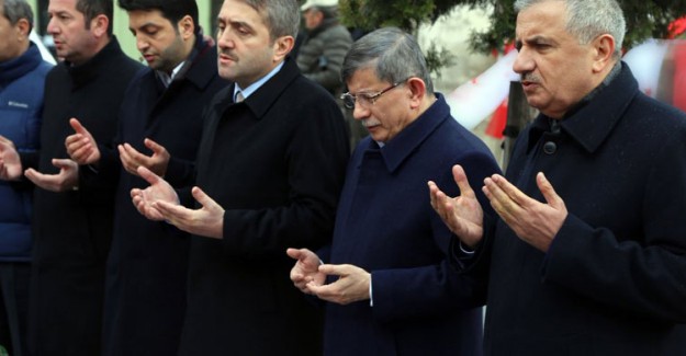 Parti Kuracağı İddia Edilen Ahmet Davutoğlu, Necmettin Erbakan'ın Kabrini Ziyaret Etti