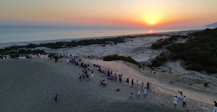 Patara'da Gün Batımında Ziyaretçi Yoğunluğu