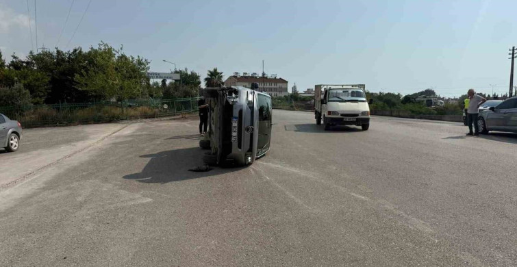 Payas'ta çarpışma sonucu otomobil yan yattı: Sürücü yaralandı