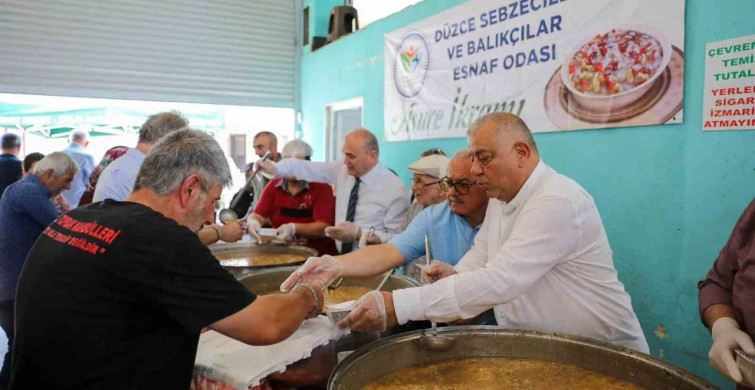 Pazar yerinde aşure ikramı etkinliği yoğun ilgi gördü