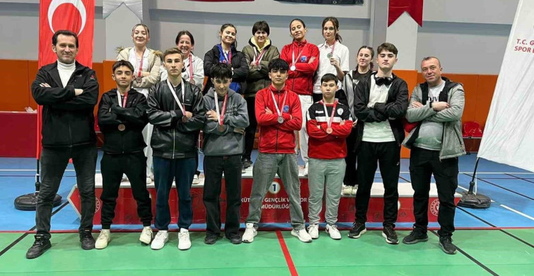 Pazarlar Spor Lisesi Atletizmde 15 Madalya Kazandı