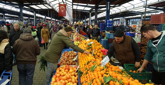 Pazarlarda Yılbaşı Yoğunluğu Yaşanıyor