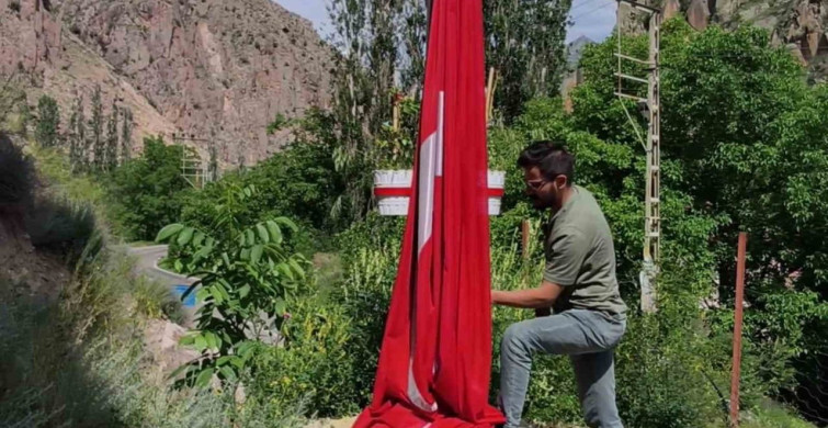 Pehlivanlı Mahallesi'nde Bayrak Yeniden Dalgalanıyor