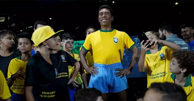 Pele'nin Heykeli Törenle Açıldı