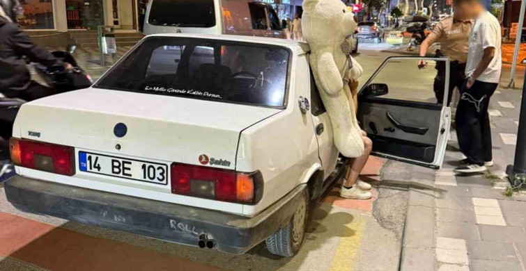Peluş ayı, ehliyetsiz sürücüyü ele verdi