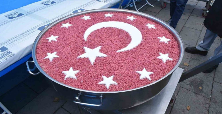 Pendik'te Muharrem ayı dolayısıyla 20 bin aşure dağıtıldı