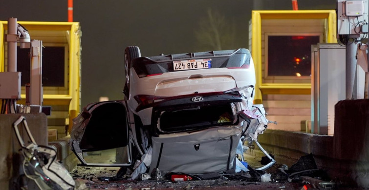 Pendik’te Otomobil Gişelere Çarptı: 2 Yaralı