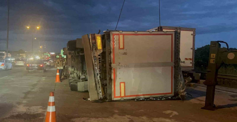 Pendik'te Tır Dorsesi Devrildi: Otoyolda Trafik Yoğunluğu