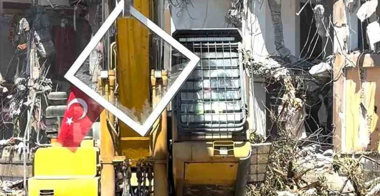 Pendik'te yıkım sırasında dikkat çeken hassasiyet: Kepçe operatörü Türk bayrağı için çalışmayı durdurdu