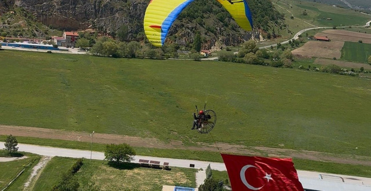 Pilotlar Gökyüzünde Türk Bayrağı İle 19 Mayıs'ı Kutladı