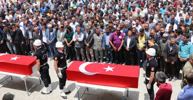 PKK Saldırısında Hayatını Kaybeden Yol Yapım İşçileri Toprağa Verildi