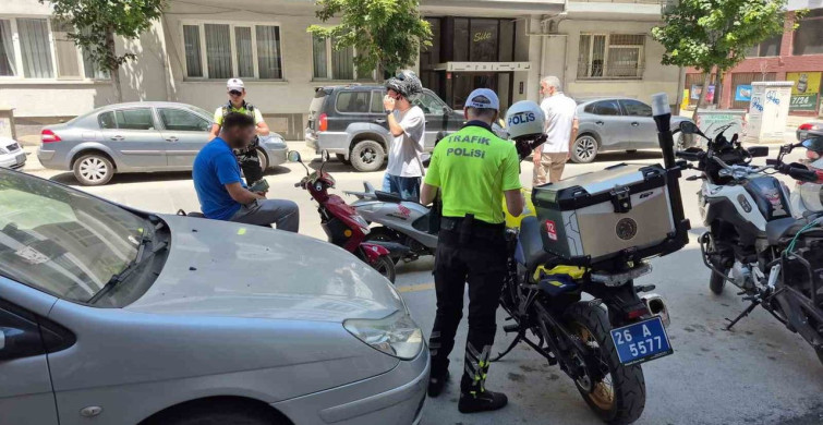 Plakasız elektrikli motosikletle trafikte denetim: Sürücü taksiye bindi