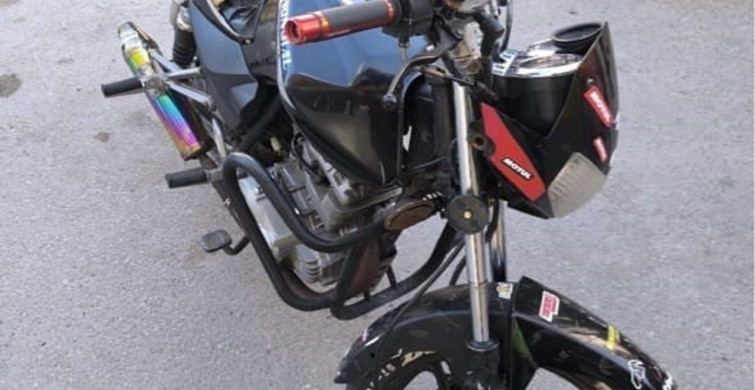 Plakasız motosikletle yola çıkan ehliyetsiz sürücüye 105 bin lira ceza