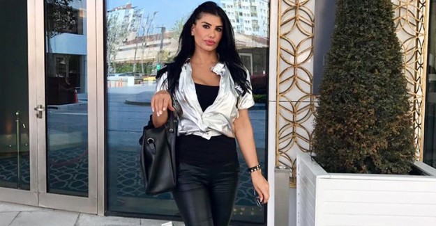 Podyumda Poposunu Açan ve Olay Olan Şarkıcı Hatice Kimdir?