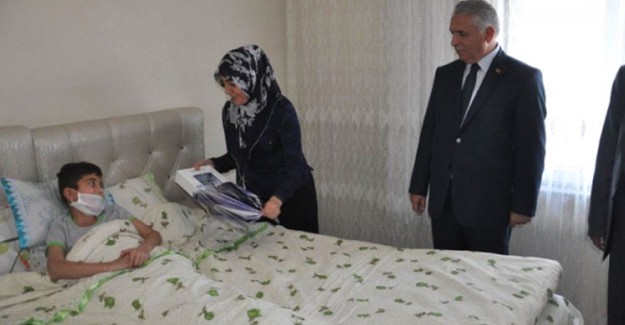 Polis Aracından Kazara Çıkan Kurşunla Yaralanan Çocuğu Vali, Evinde Ziyaret Etti