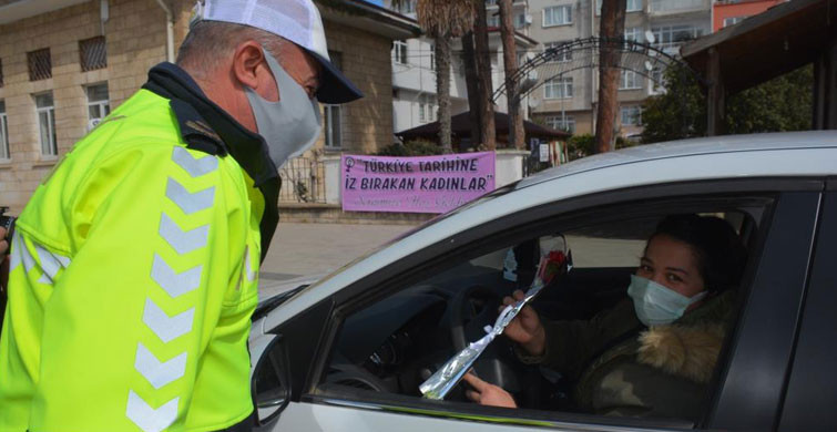 Polis Ekiplerinden Güzel Jest: Ceza Değil Çiçek Verdiler