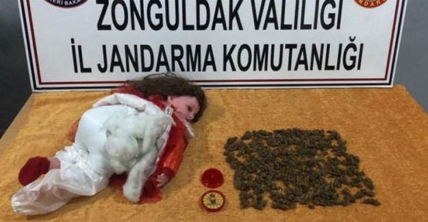 Polisler, Oyuncak Bebeğin İçine Gizlenmiş Halde Yarım Kilo Esrar Buldu