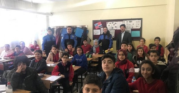 Polisler Van'da Öğrencilere Spor Malzemesi Dağıttı
