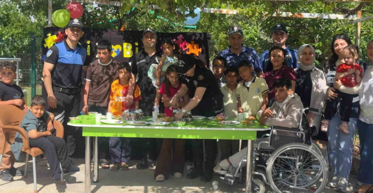 Polislerden Özel Çocuklara Renkli Pasta Sürprizi