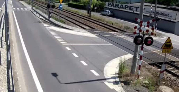 Polonya'da ışık ihlali yapan araca hemzemin geçitte tren çarptı