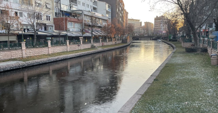 Porsuk Çayı'nda Buz Tabakası Oluştu