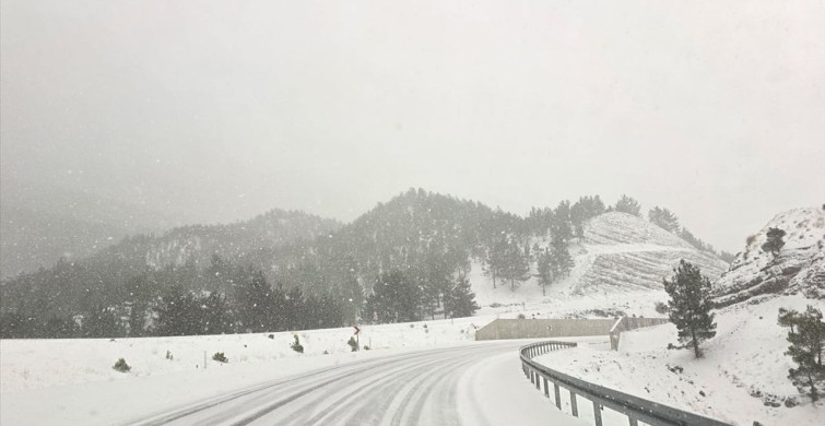 Pozantı’da Kar Yağışı Etkisini Gösterdi