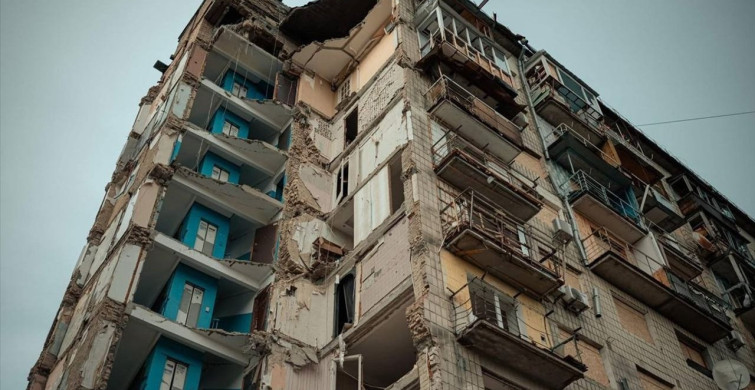 Prens Harry, Kiev'de Hava Saldırısı Sonrası Zarar Gören Binası İnceledi