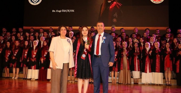 Prof. anne ve babanın gurur günü: Kızları da doktor oldu