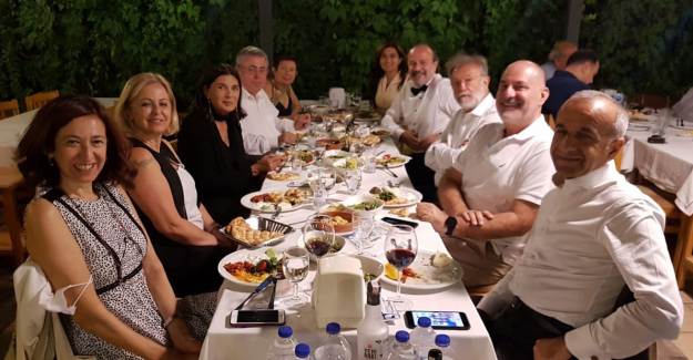 Prof. Dr. Esin Şenol Maskesiz Yemek Yerken Yakalandı