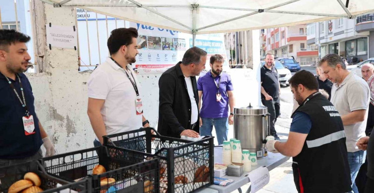 Pursaklar Belediyesi, YKS’ye giren adaylara ve ailelerine çay eşliğinde simit ve poğaça ikramında bulundu
