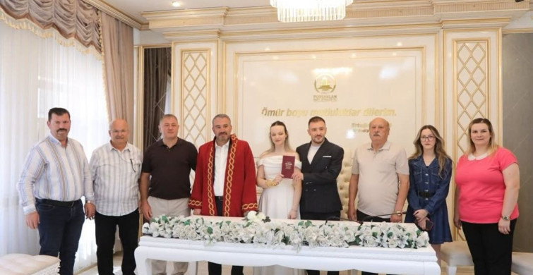 Pursaklar Belediyesi'nden popüler tarihte nikah kıyan çiftlere jest