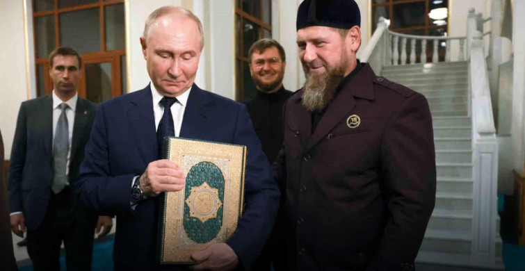 Putin, Hz. İsa Camii’nde Kur’an-ı Kerim’i Öptü