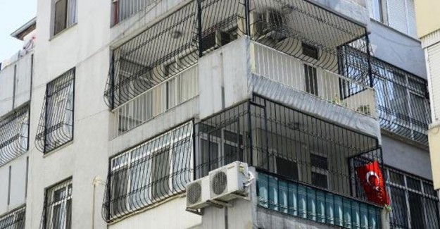 Rahip Brunson, Evinin Balkonuna Türk Bayrağı Astı
