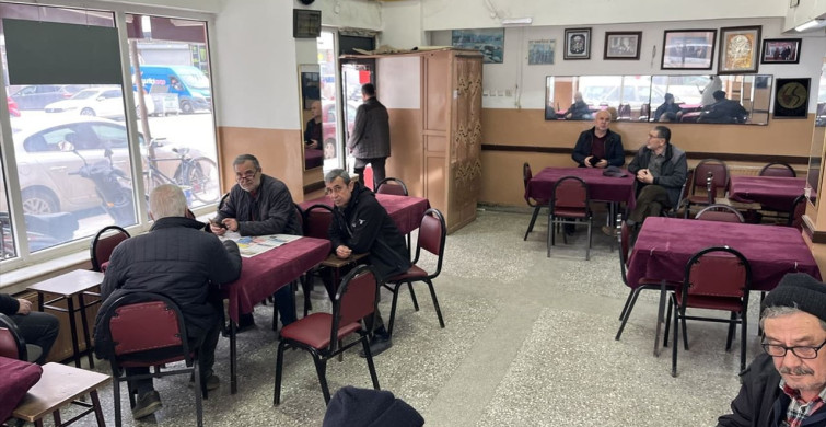 Ramazan Geleneği: Eskişehir'deki Kıraathanede İftar Öncesi Servis Yok