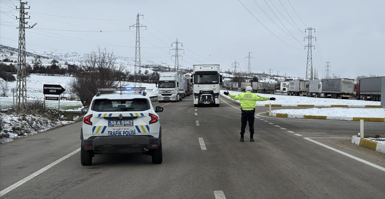 Refahiye-Erzincan Kara Yolunda Kar Yağışı Nedeniyle Ulaşım Sorunları